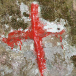 Ein Kreuz in einem Stein