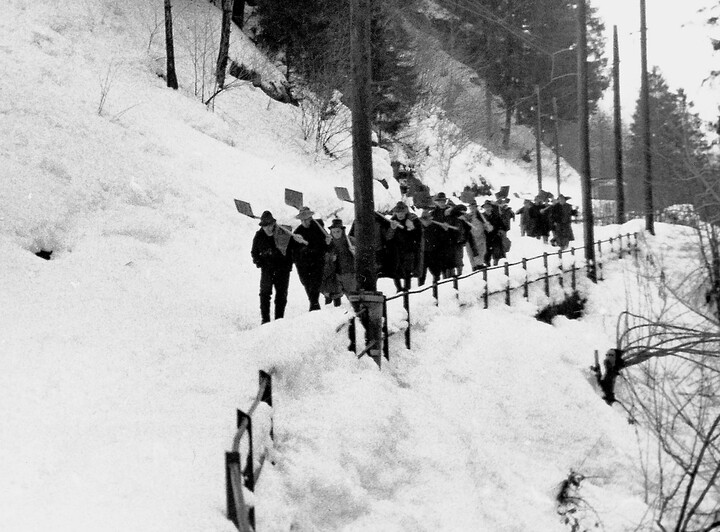 Schneeschauflerequipe im Stock.