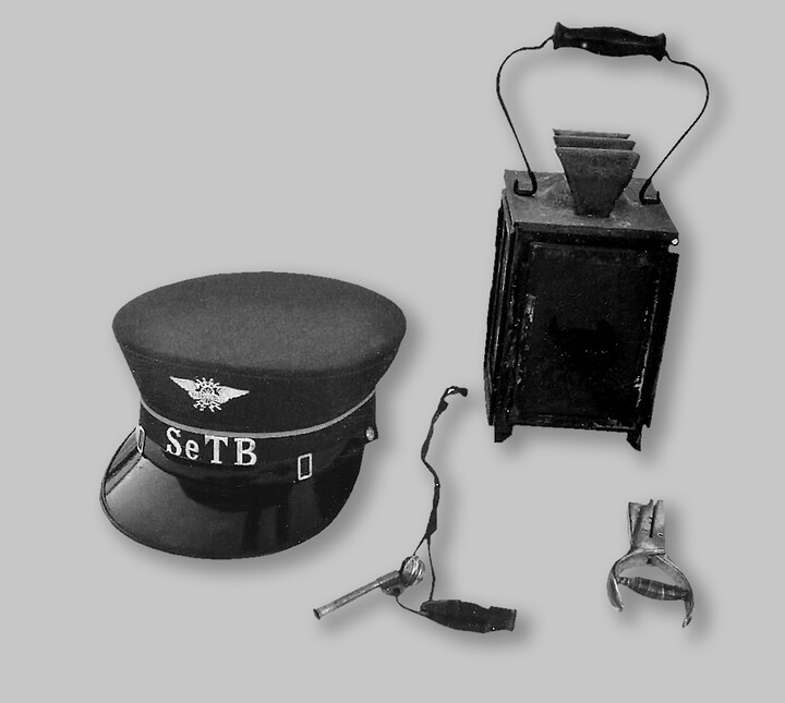 Die Mütze, Laterne, Pfeifen und Kontrollzange.