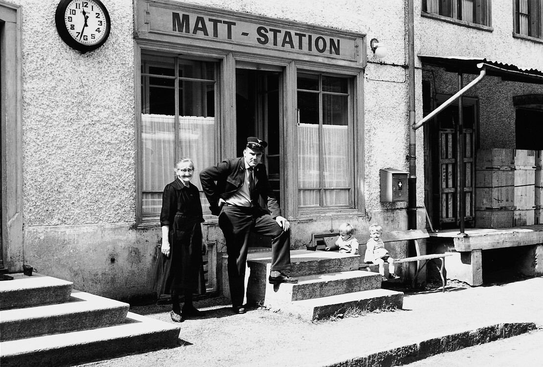 Vor dem Stationsbüro in Matt: Hotel-Bäbi, die Stationsbesorgerin, ihr Sohn Ruedi Elmer, Vorstand in Engi-Vorderdorf, und dessen beide Töchter Heidi und Barbara. Rechts die Rampe, auf der die Waren zum Einladen und das  ausgeladene Gut deponiert wurden.