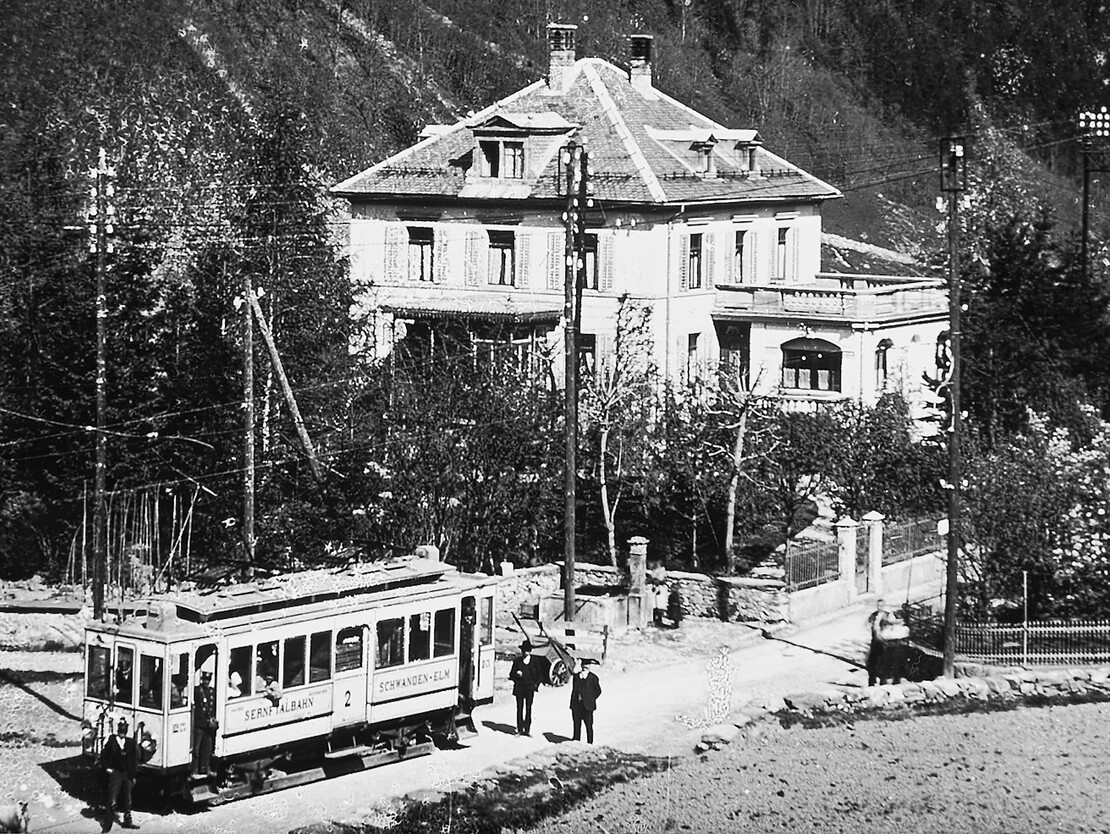 Villa Spälty mit «Spältys Brunnä» nahe der Station Matt.