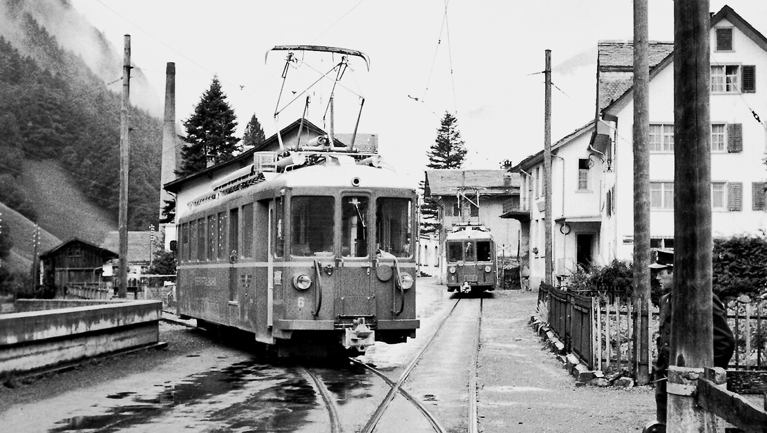 Station Engi-Hinterdorf. Links zweigt das  Stumpengeleise ab. Ganz rechts vorne neben der Telefonstange sieht man Jakob Speich-Rhyner beim Stellen der Weiche.
