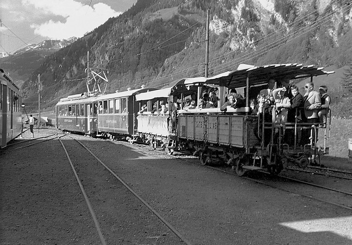 Zug mit angehängten Chriesiwagen.