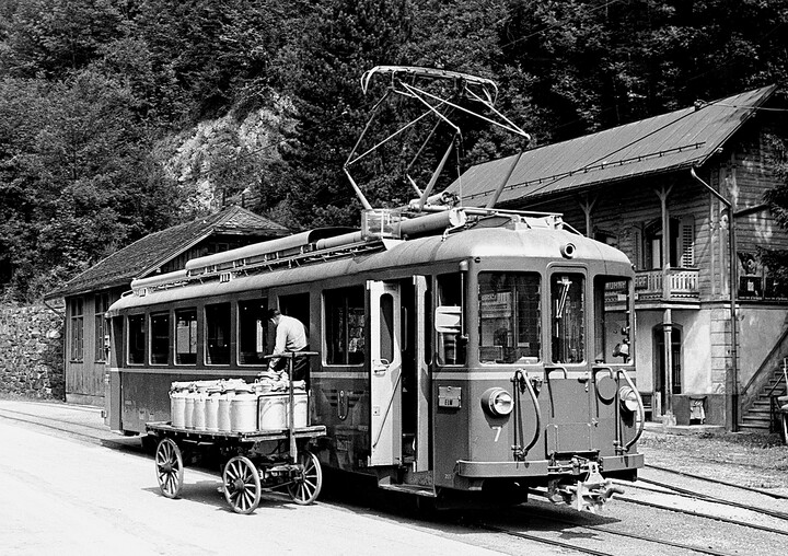 Bahnhof Schwanden. Bei den Stationen wurden auch Milchkannen ein- und ausgeladen.