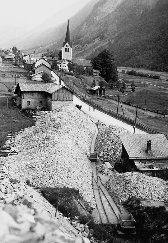 In der Bitzi, Matt: Die Pflastersteine  wurden unten an der Strasse von den Rollwagen auf die Güterwagen gekippt. Diese blieben manchmal einige Zeit bis zum Abtransport dort stehen.