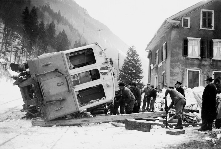 Der Wagen wurde vom Schnee befreit.