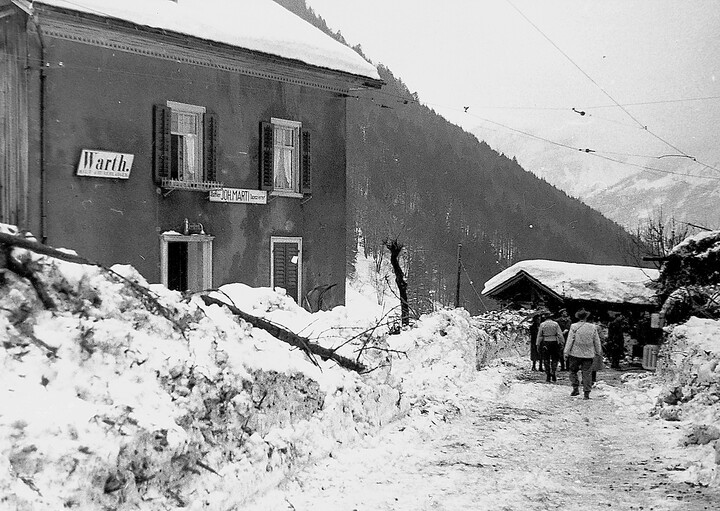 Fussdurchquerung des Lawinenzugs nach dem Unglück vom 11. Januar 1954.